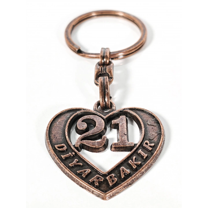 21 Diyarbakır Plakalı Kalp Şeklinde Metal Anahtarlık – Kadim Güç, Derin Bağlar ve Memleket Sevgisi Bir Arada