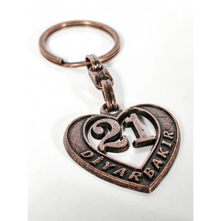 21 Diyarbakır Plakalı Kalp Şeklinde Metal Anahtarlık – Kadim Güç, Derin Bağlar ve Memleket Sevgisi Bir Arada