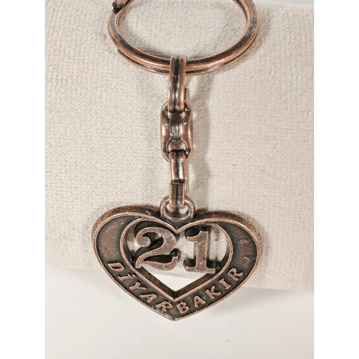 21 Diyarbakır Plakalı Kalp Şeklinde Metal Anahtarlık – Kadim Güç, Derin Bağlar ve Memleket Sevgisi Bir Arada