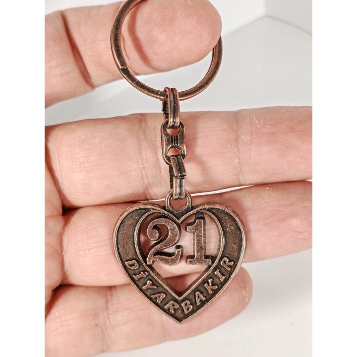 21 Diyarbakır Plakalı Kalp Şeklinde Metal Anahtarlık – Kadim Güç, Derin Bağlar ve Memleket Sevgisi Bir Arada