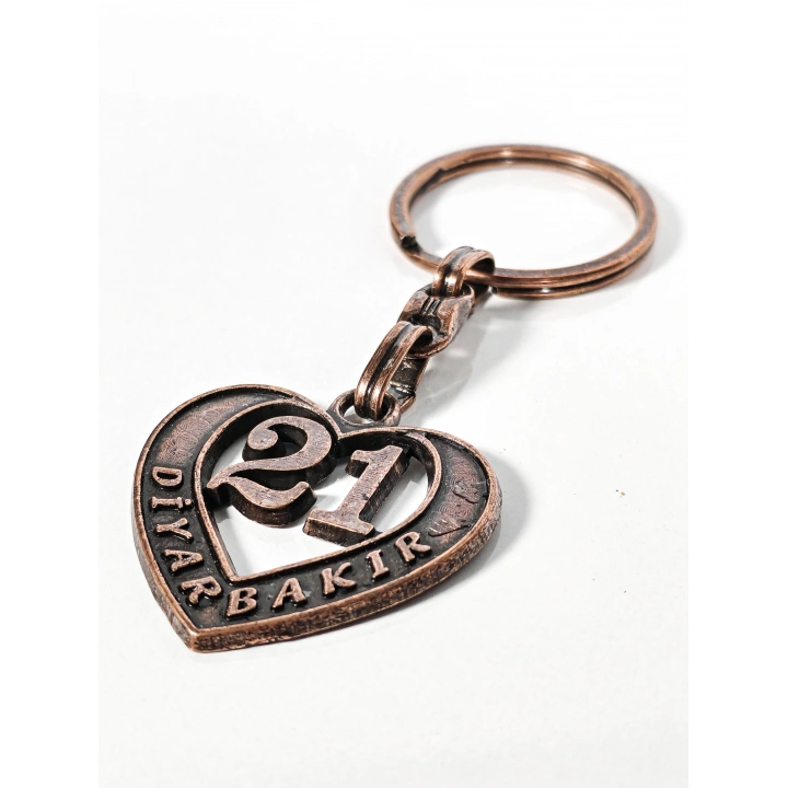 21 Diyarbakır Plakalı Kalp Şeklinde Metal Anahtarlık – Kadim Güç, Derin Bağlar ve Memleket Sevgisi Bir Arada