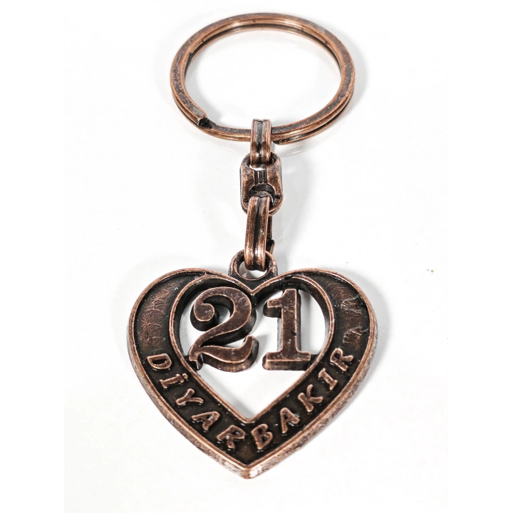21 Diyarbakır Plakalı Kalp Şeklinde Metal Anahtarlık – Kadim Güç, Derin Bağlar ve Memleket Sevgisi Bir Arada