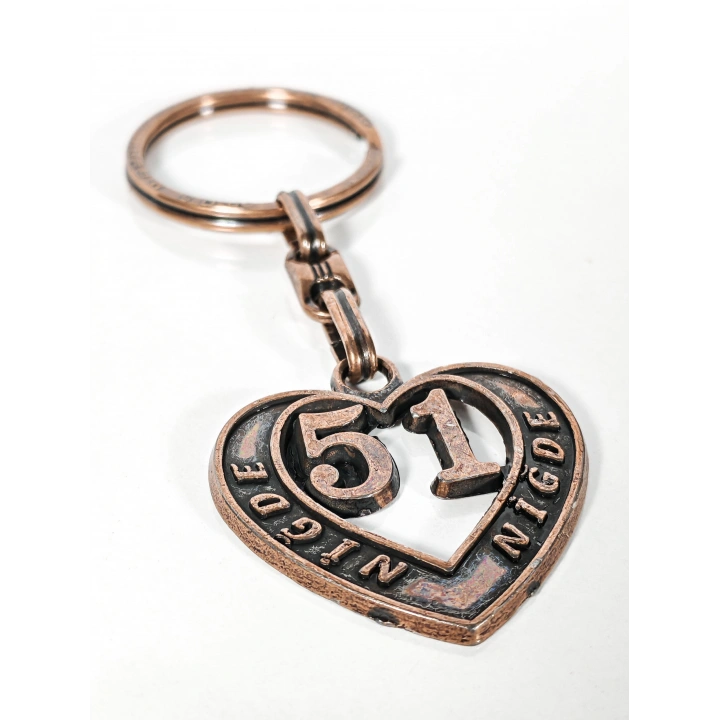 51 Niğde Plakalı Kalp Şeklinde Metal Anahtarlık – Anadolu’nun Sade Gücü, Memleket Bağlılığı ve Duygusal Şıklık Bir Arada