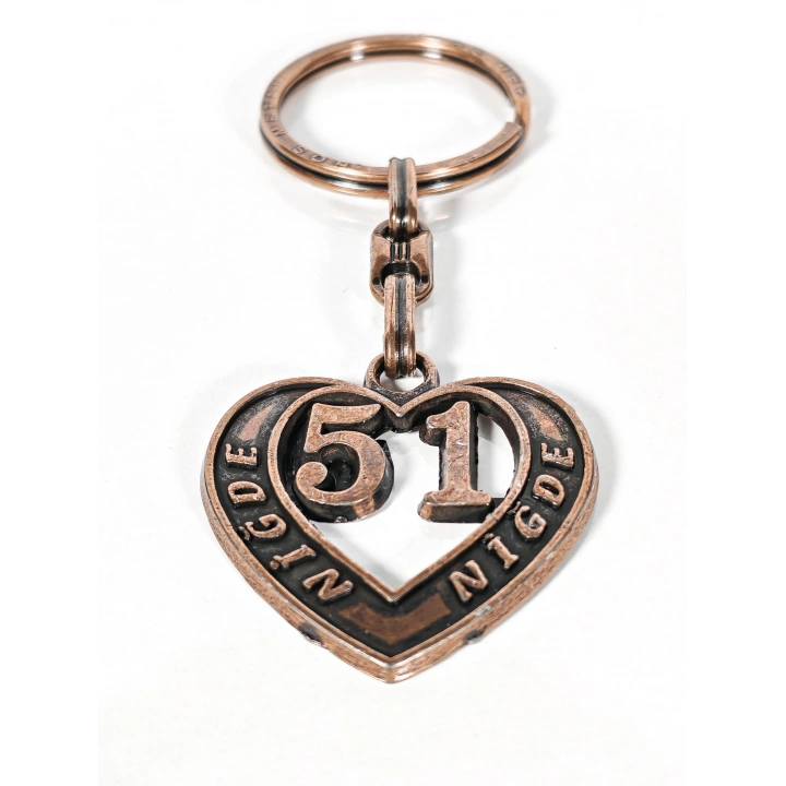 51 Niğde Plakalı Kalp Şeklinde Metal Anahtarlık – Anadolu’nun Sade Gücü, Memleket Bağlılığı ve Duygusal Şıklık Bir Arada