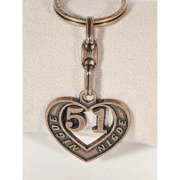 51 Niğde Plakalı Kalp Şeklinde Metal Anahtarlık – Anadolu’nun Sade Gücü, Memleket Bağlılığı ve Duygusal Şıklık Bir Arada