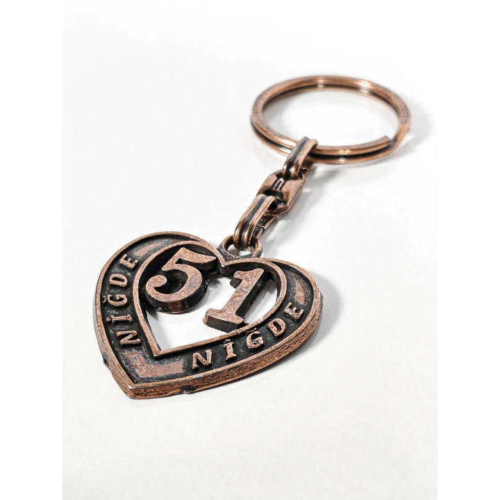 51 Niğde Plakalı Kalp Şeklinde Metal Anahtarlık – Anadolu’nun Sade Gücü, Memleket Bağlılığı ve Duygusal Şıklık Bir Arada