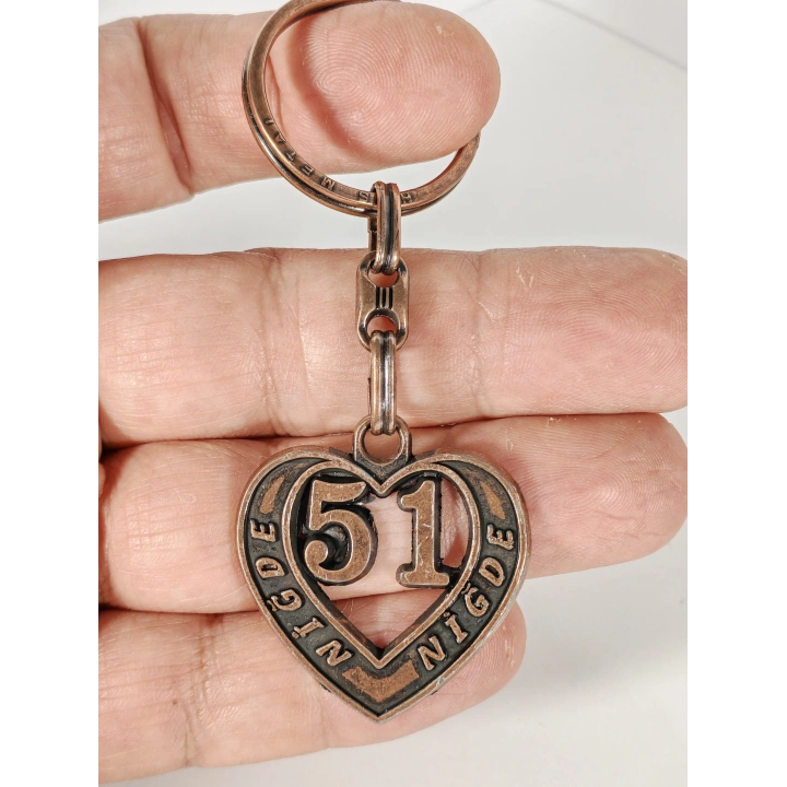 51 Niğde Plakalı Kalp Şeklinde Metal Anahtarlık – Anadolu’nun Sade Gücü, Memleket Bağlılığı ve Duygusal Şıklık Bir Arada