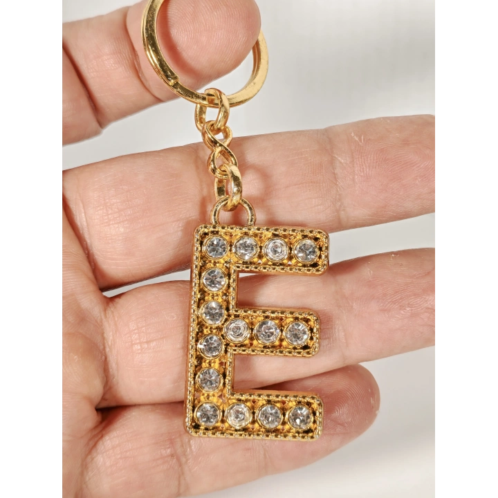 Taşlı E Harfi Gold Metal Anahtarlık – Kişisel Anlam, Zarif Işıltı ve Şık Detaylar
