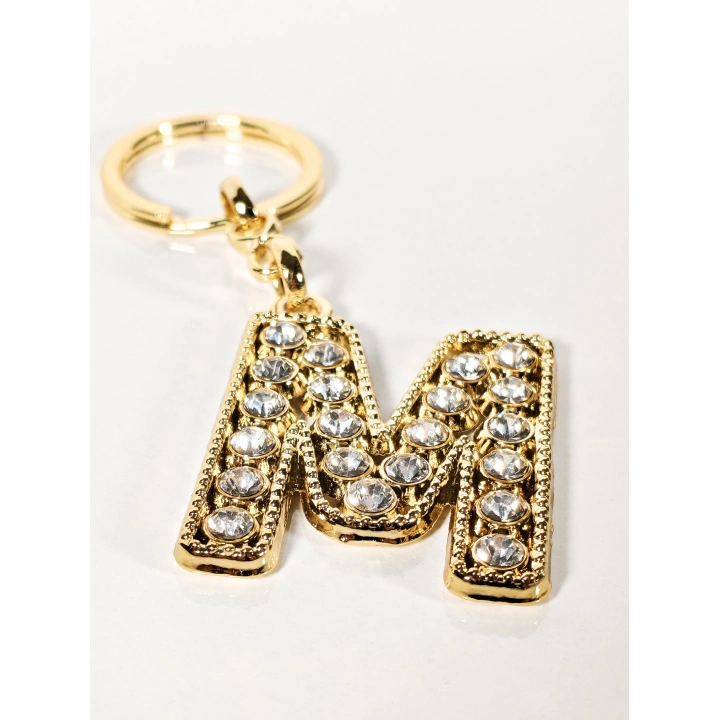 Taşlı M Harfi Gold Metal Anahtarlık – Kişisel Anlam, Işıltılı Zarafet ve Şık Detaylar