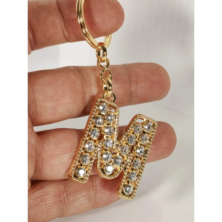 Taşlı M Harfi Gold Metal Anahtarlık – Kişisel Anlam, Işıltılı Zarafet ve Şık Detaylar