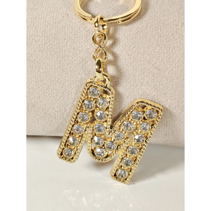 Taşlı M Harfi Gold Metal Anahtarlık – Kişisel Anlam, Işıltılı Zarafet ve Şık Detaylar