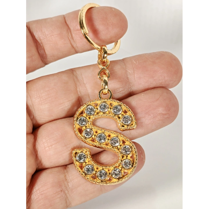 Taşlı S Harfi Gold Metal Anahtarlık – Kişisel Zarafet, Işıltılı Tasarım ve Şık Dokunuş