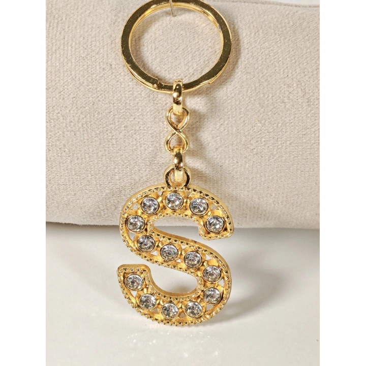 Taşlı S Harfi Gold Metal Anahtarlık – Kişisel Zarafet, Işıltılı Tasarım ve Şık Dokunuş