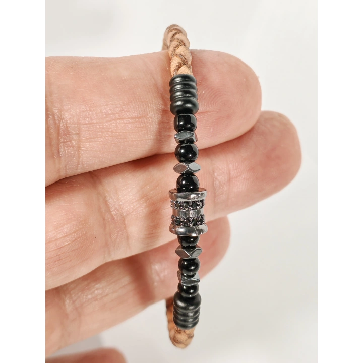 Kahverengi Örgü Deri ve Zirkon, Hematit, Oniks Taşlı Yaylı Erkek Bileklik – Doğal Şıklık ve Modern Detaylar