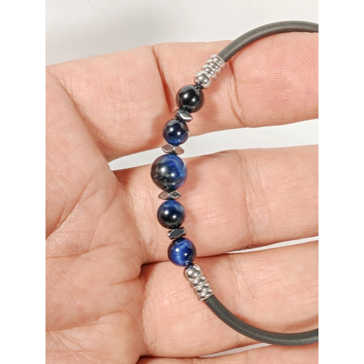 Siyah Minimal Bileklik – Mavi Kaplan Gözü, Oniks ve Hematit Taşların Modern Uyumu