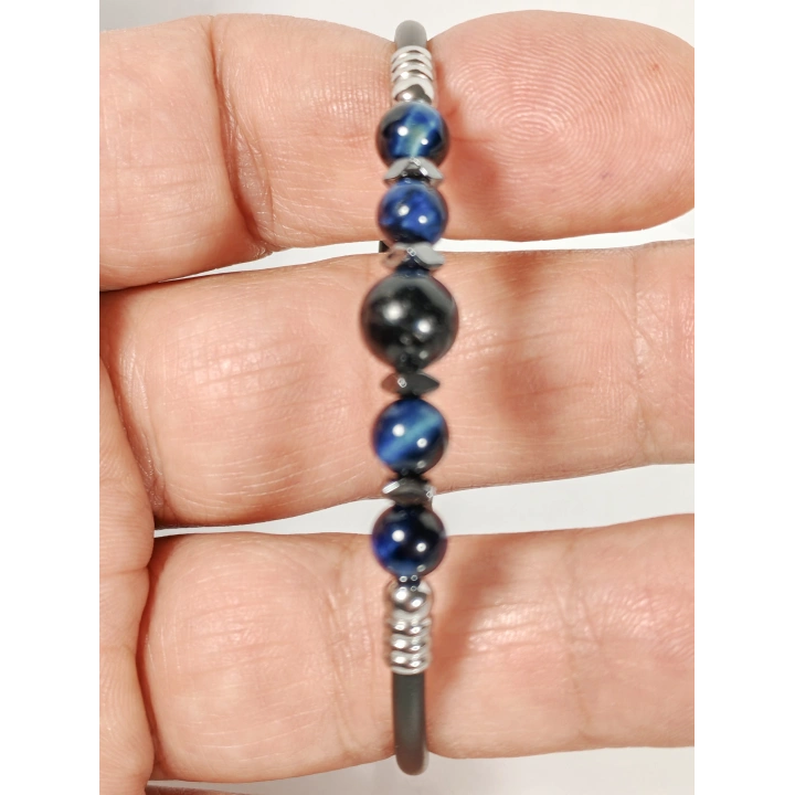 Siyah Minimal Bileklik – Mavi Kaplan Gözü, Oniks ve Hematit Taşların Modern Uyumu