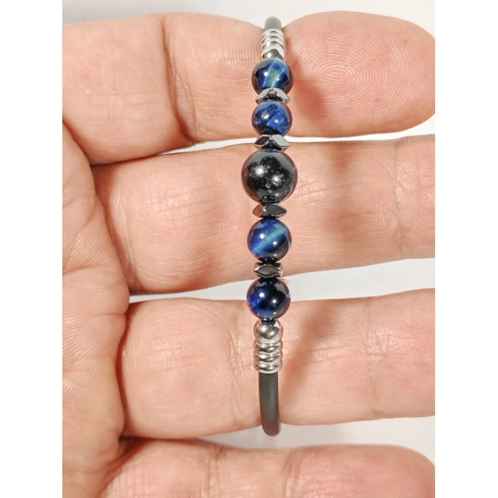 Siyah Minimal Bileklik – Mavi Kaplan Gözü Taşının Doğal Gücü ve Modern Şıklığı