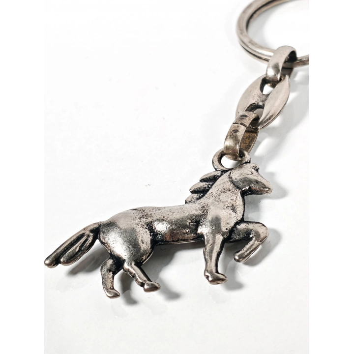 Şaha Kalkmış At Figürlü Metal Anahtarlık – Güç, Özgürlük ve Zarafeti Bir Arada Taşıyın