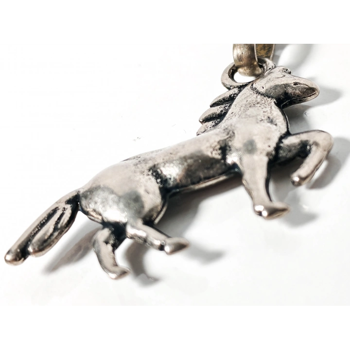 Şaha Kalkmış At Figürlü Metal Anahtarlık – Güç, Özgürlük ve Zarafeti Bir Arada Taşıyın