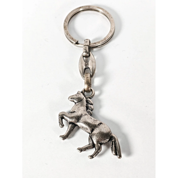 Şaha Kalkmış At Figürlü Metal Anahtarlık – Güç, Özgürlük ve Zarafeti Bir Arada Taşıyın