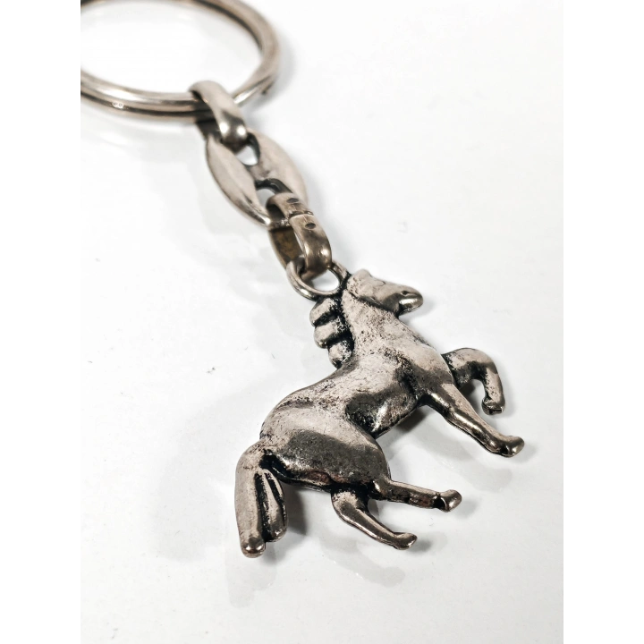 Şaha Kalkmış At Figürlü Metal Anahtarlık – Güç, Özgürlük ve Zarafeti Bir Arada Taşıyın