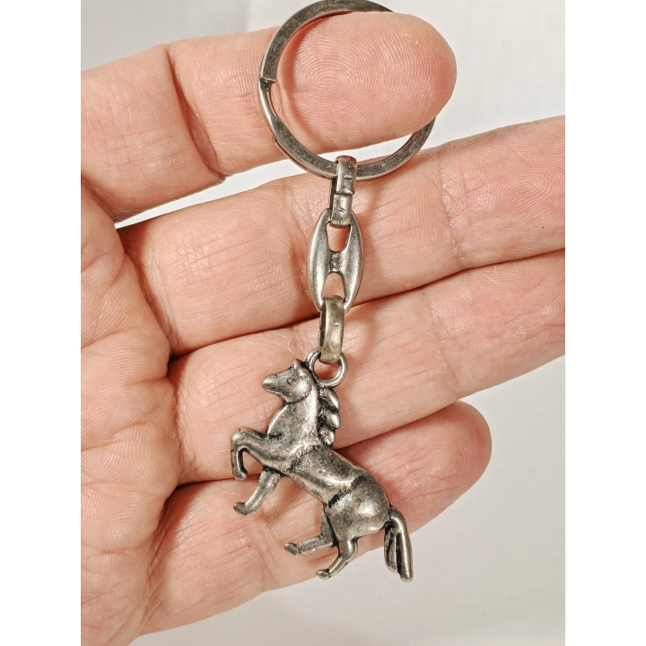 Şaha Kalkmış At Figürlü Metal Anahtarlık – Güç, Özgürlük ve Zarafeti Bir Arada Taşıyın