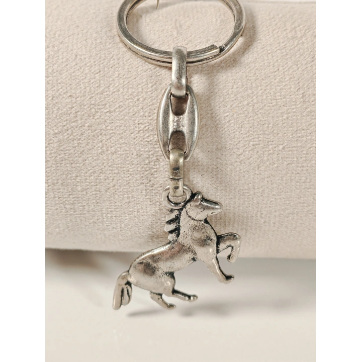 Şaha Kalkmış At Figürlü Metal Anahtarlık – Güç, Özgürlük ve Zarafeti Bir Arada Taşıyın