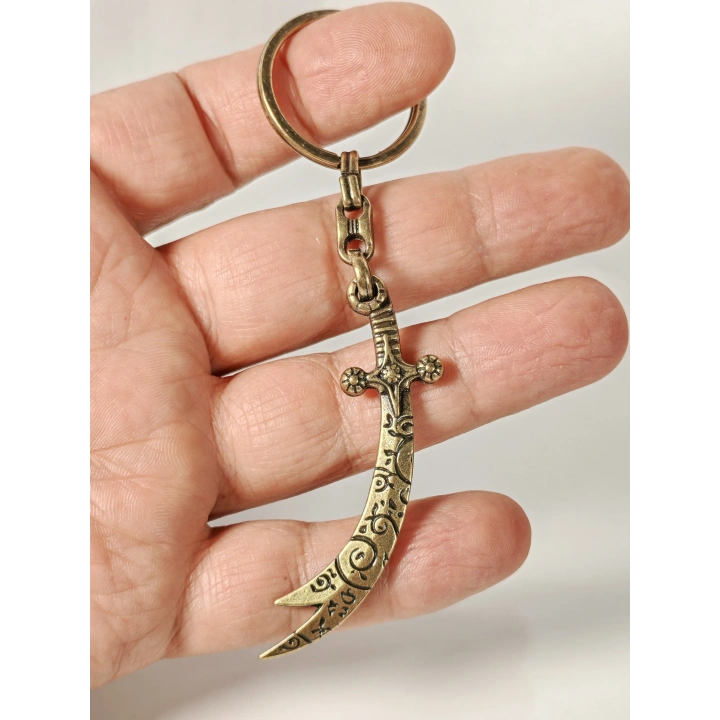 Antik Bronz Kılıç Figürlü Metal Anahtarlık – Güç, Cesaret ve Zamansız Şıklığın Sembolü