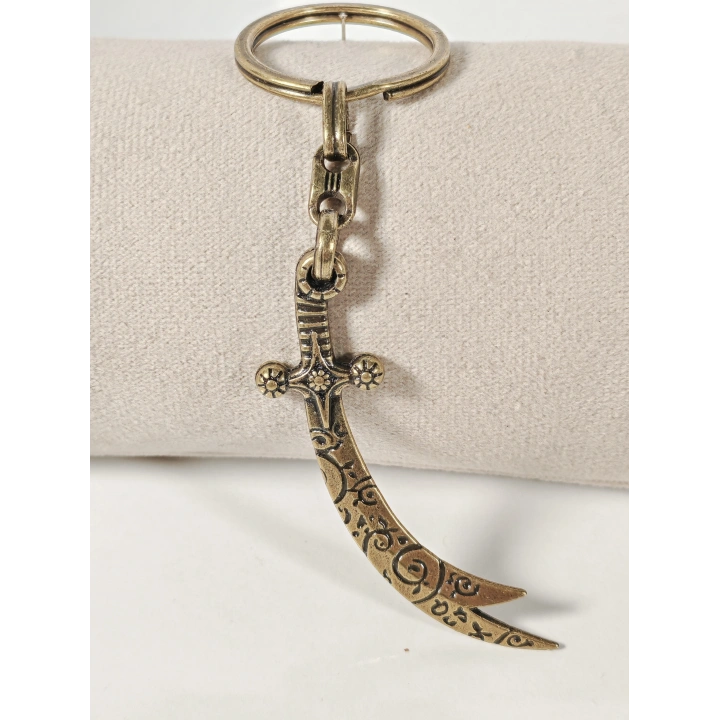 Antik Bronz Kılıç Figürlü Metal Anahtarlık – Güç, Cesaret ve Zamansız Şıklığın Sembolü