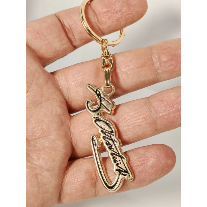 Altın Renk Atatürk İmzalı Metal Anahtarlık – Zarafet, Anlam ve Zamansız Değer