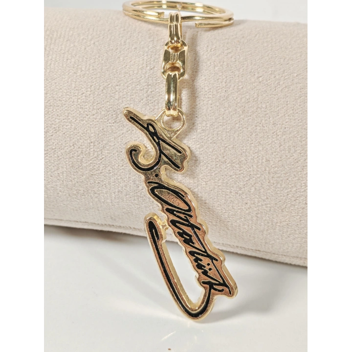 Altın Renk Atatürk İmzalı Metal Anahtarlık – Zarafet, Anlam ve Zamansız Değer