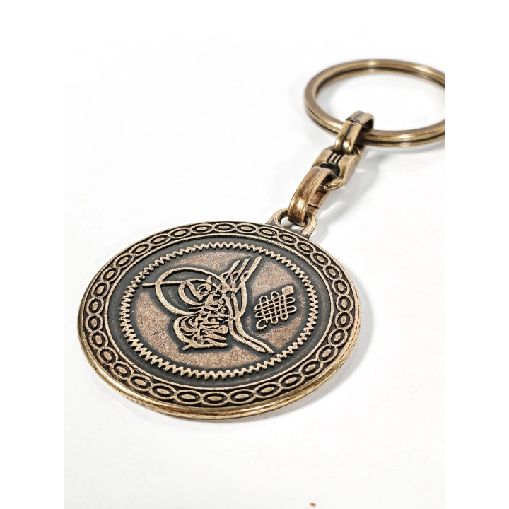 Antik Bronz Osmanlı Tuğralı Çift Yüzlü Metal Anahtarlık – Tarihi Asalet ve Manevi Anlamın Buluşması