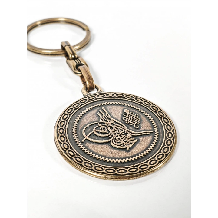 Antik Bronz Osmanlı Tuğralı Çift Yüzlü Metal Anahtarlık – Tarihi Asalet ve Manevi Anlamın Buluşması
