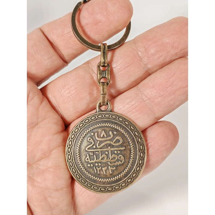 Antik Bronz Osmanlı Tuğralı Çift Yüzlü Metal Anahtarlık – Tarihi Asalet ve Manevi Anlamın Buluşması