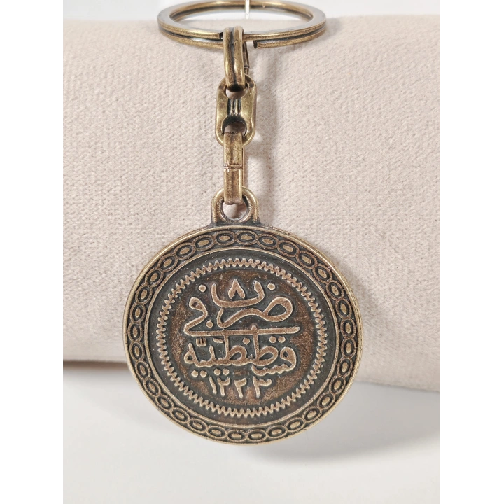 Antik Bronz Osmanlı Tuğralı Çift Yüzlü Metal Anahtarlık – Tarihi Asalet ve Manevi Anlamın Buluşması