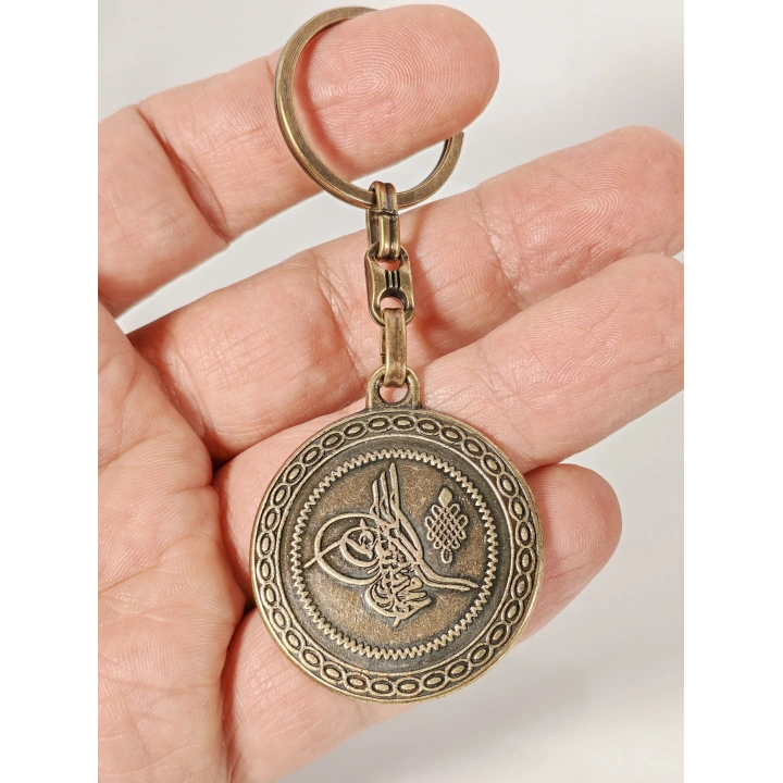 Antik Bronz Osmanlı Tuğralı Çift Yüzlü Metal Anahtarlık – Tarihi Asalet ve Manevi Anlamın Buluşması