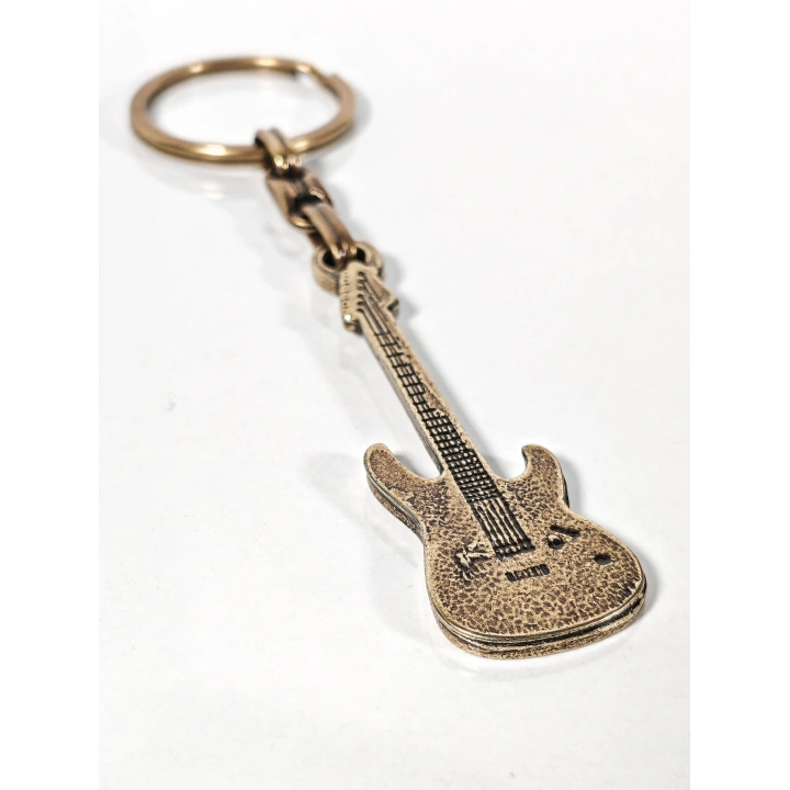 Antik Bronz Gitar Figürlü Metal Anahtarlık – Müziğin Özgür Ruhu ve Zamansız Stil