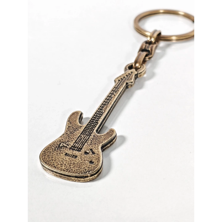 Antik Bronz Gitar Figürlü Metal Anahtarlık – Müziğin Özgür Ruhu ve Zamansız Stil