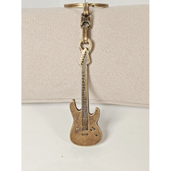 Antik Bronz Gitar Figürlü Metal Anahtarlık – Müziğin Özgür Ruhu ve Zamansız Stil