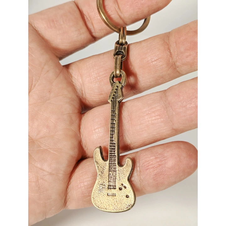 Antik Bronz Gitar Figürlü Metal Anahtarlık – Müziğin Özgür Ruhu ve Zamansız Stil