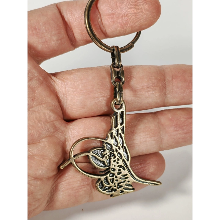 Antik Bronz Osmanlı Tuğrası Figürlü Metal Anahtarlık – Tarihi Asalet ve Manevi Derinlik
