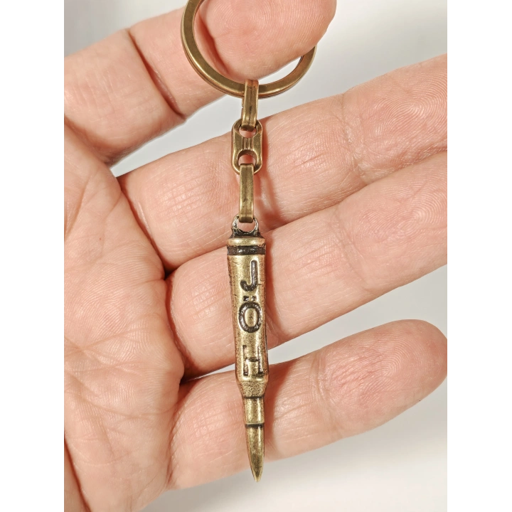 Antik Bronz Mermi Figürlü Metal Anahtarlık – Güç, Kararlılık ve Net Duruşun Sembolü