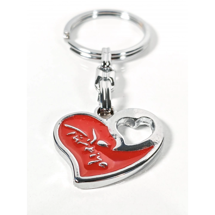 Kırmızı Kalp Figürlü “Türkiye” Yazılı Metal Anahtarlık – Sevgi, Aidiyet ve Şık Detayların Buluşması