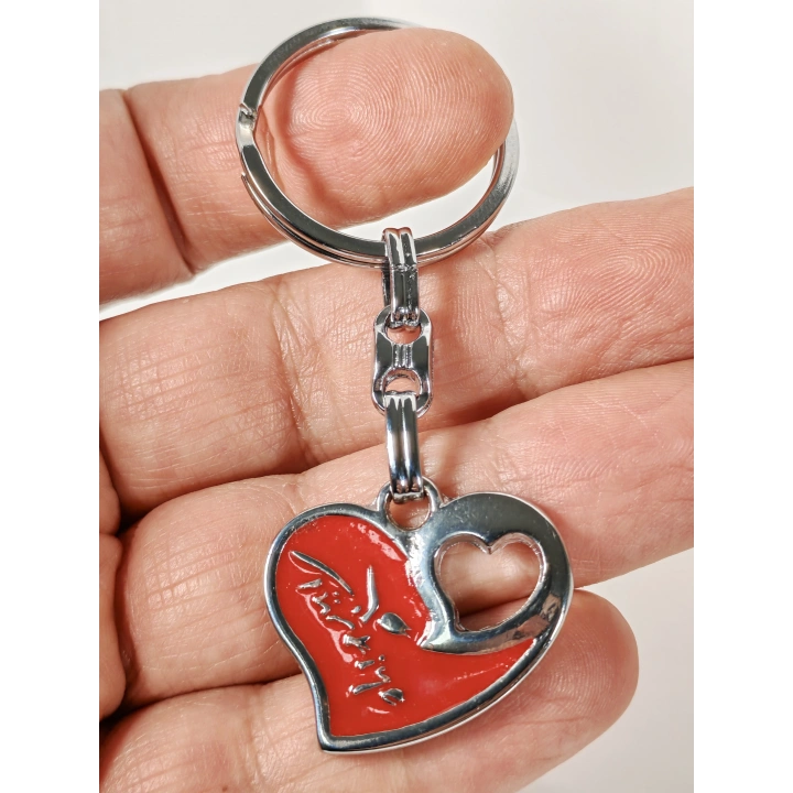 Kırmızı Kalp Figürlü “Türkiye” Yazılı Metal Anahtarlık – Sevgi, Aidiyet ve Şık Detayların Buluşması