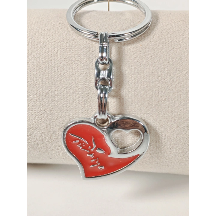 Kırmızı Kalp Figürlü “Türkiye” Yazılı Metal Anahtarlık – Sevgi, Aidiyet ve Şık Detayların Buluşması