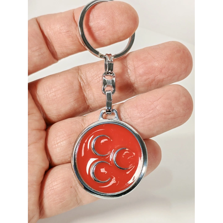 Kırmızı Üç Hilal Figürlü Metal Anahtarlık – Tarihi Sembol ve Güçlü Duruşun Birleşimi