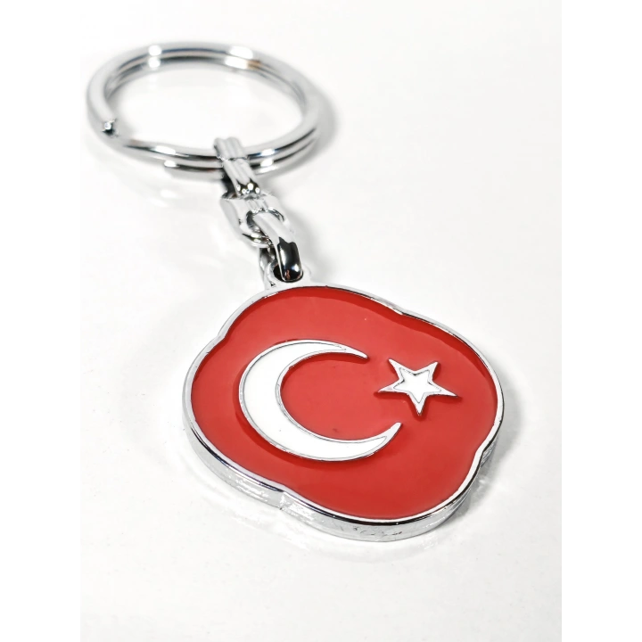 Türk Bayrağı Figürlü Kırmızı Metal Anahtarlık – Sade Şıklık ve Güçlü Anlamın Buluşması