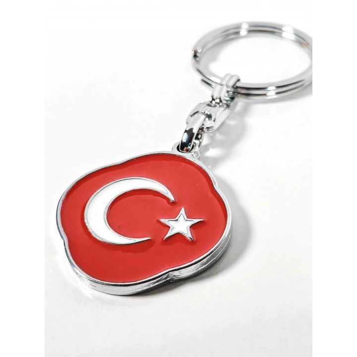 Türk Bayrağı Figürlü Kırmızı Metal Anahtarlık – Sade Şıklık ve Güçlü Anlamın Buluşması
