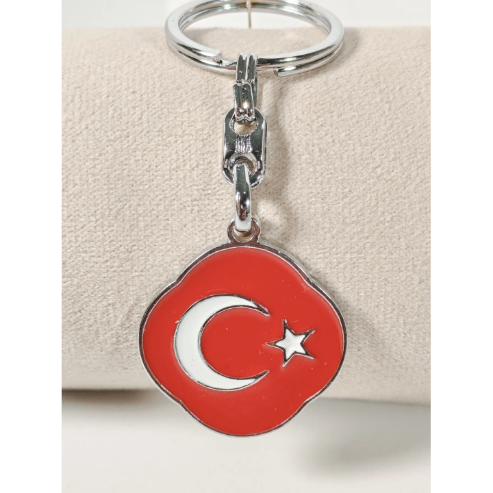 Türk Bayrağı Figürlü Kırmızı Metal Anahtarlık – Sade Şıklık ve Güçlü Anlamın Buluşması