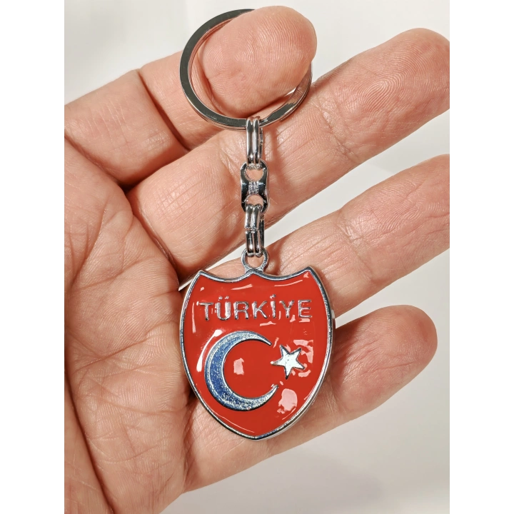 Türkiye Yazılı Ay Yıldız Figürlü Kırmızı Metal Anahtarlık – Sade, Net ve Güçlü Bir Duruş